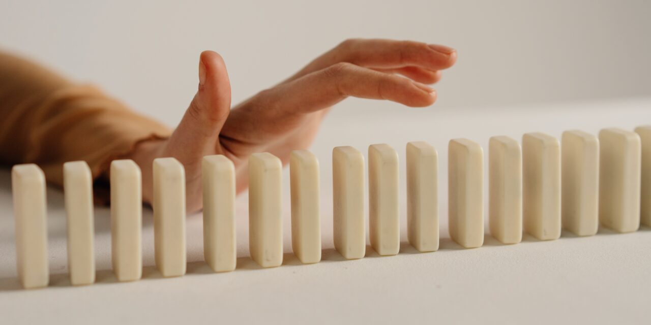 Jugar al dominó es cosa bien diferente del efecto dominó